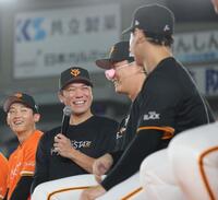 　岡田（中央）、井上（右）の顔を見て笑う坂本（左から２人目）＝撮影・西岡正