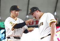 　グルメ対決で大城卓（左）からたこ焼きを食べさせてもらうリチャード（撮影・西岡正）