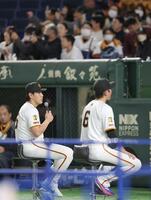 　ファンフェスタ開始前のトークショーで話す岡本（左）と坂本（撮影・西岡正）