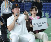 　岩橋玄樹（右）の横でジェスチャー対決の回答に挑戦する岡本（撮影・西岡正）