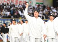 　ファン感謝デーで場内を一周しする西川（手前）ら（撮影・開出牧）