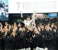 　引退セレモニーでナインから胴上げされる長野久義氏（撮影・西岡正）