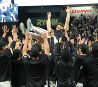 　ナインに胴上げされ、笑みを浮かべる岡本（撮影・西岡正）