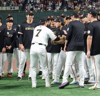 　引退セレモニーで長野久義氏（７）から胴上げをうながされる岡本（撮影・西岡正）