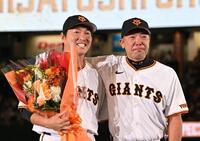 　阿部監督（右）と記念写真に納まる長野久義氏