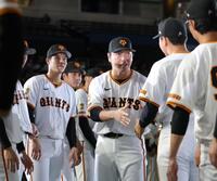 　引退セレモニーでナインと握手を交わす長野久義氏（撮影・西岡正）