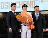 　高橋由伸氏（左）、ＤｅＮＡ・村田２軍監督（右）と記念撮影する長野久義氏（撮影・西岡正）