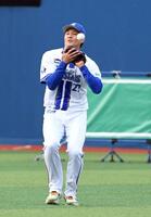 　勝又の中飛を中堅手・藤浪が落球するが、一走を二封し、事なきを得る（撮影・佐藤厚）