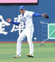 　勝又の中飛を中堅手・藤浪が落球するが、一走を二封し、事なきを得る（撮影・佐藤厚）