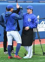 　エプロンを腰に巻いた牧（右）＝撮影・佐藤厚