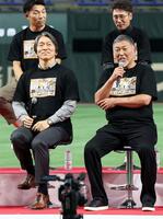 　トークショーで話す松井秀喜氏（左）と清原和博氏（読売巨人軍提供）