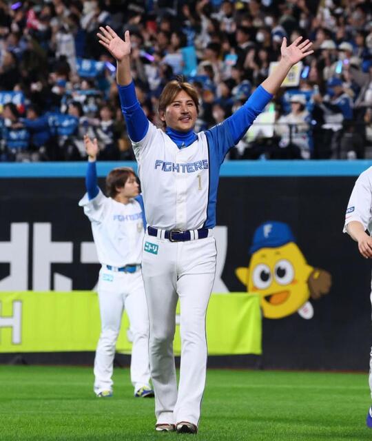 新庄監督 新入団選手＆家族との集合写真が「素敵すぎる」と反響