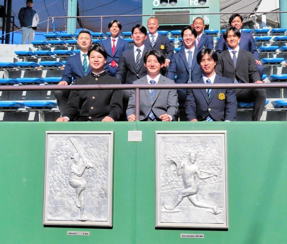 　ＯＮのプレートの前で記念撮影するドラフト１位・竹丸（前列中央）ら新人選手