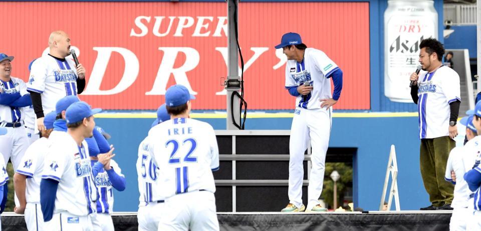 　鬼越トマホークの良ちゃん（左）から口撃され、傷つく藤浪（右）＝撮影・佐藤厚