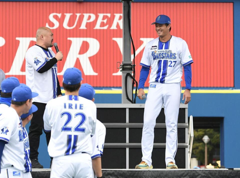 　鬼越トマホークの良ちゃん（左）から「コントロール悪すぎ」と口撃され、苦笑いする藤浪（撮影・佐藤厚）