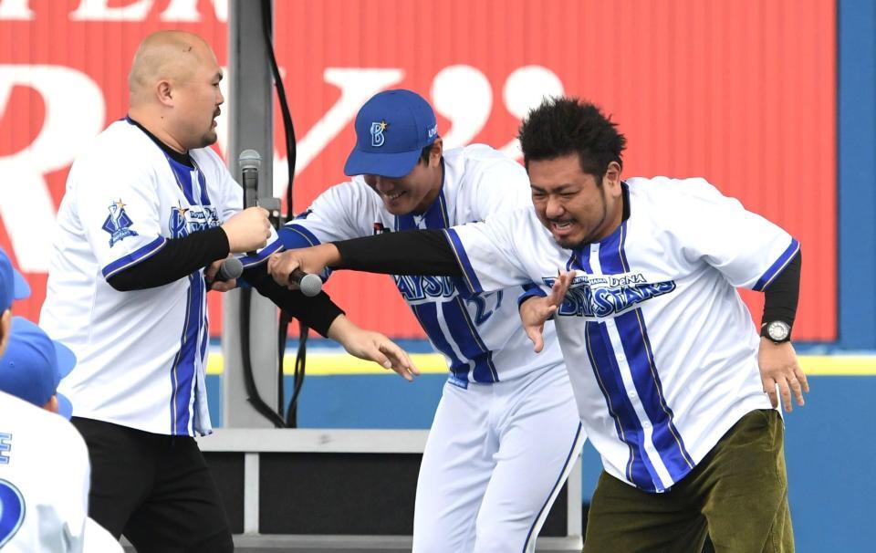 　ケンカを始めた鬼越トマホークの金ちゃん（右）と良ちゃん（左）の仲裁に入る藤浪（中央）＝撮影・佐藤厚
