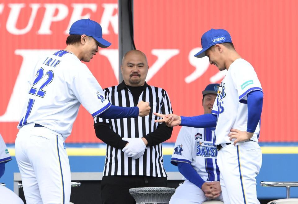 　じゃんけんバトル決勝戦で松尾（右）を破り優勝した入江（左）＝撮影・佐藤厚