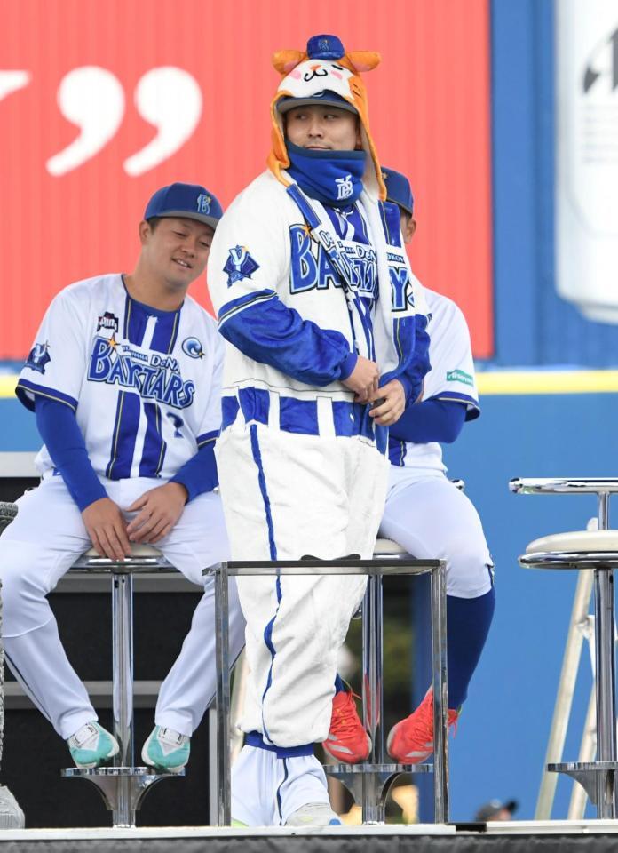 　じゃんけんバトルで敗れ、罰ゲームとしてスターマンの着ぐるみを着る佐野（撮影・佐藤厚）