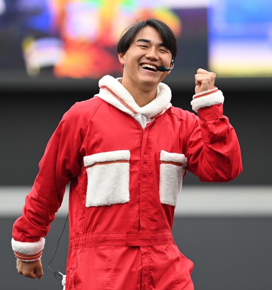 　アイドルのコスプレでダンスを披露する西川（撮影・開出牧）