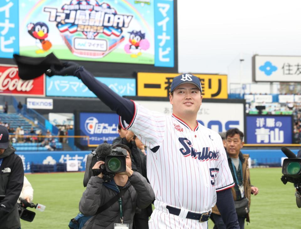 　ファンに手を振る村上（撮影・佐々木彰尚）