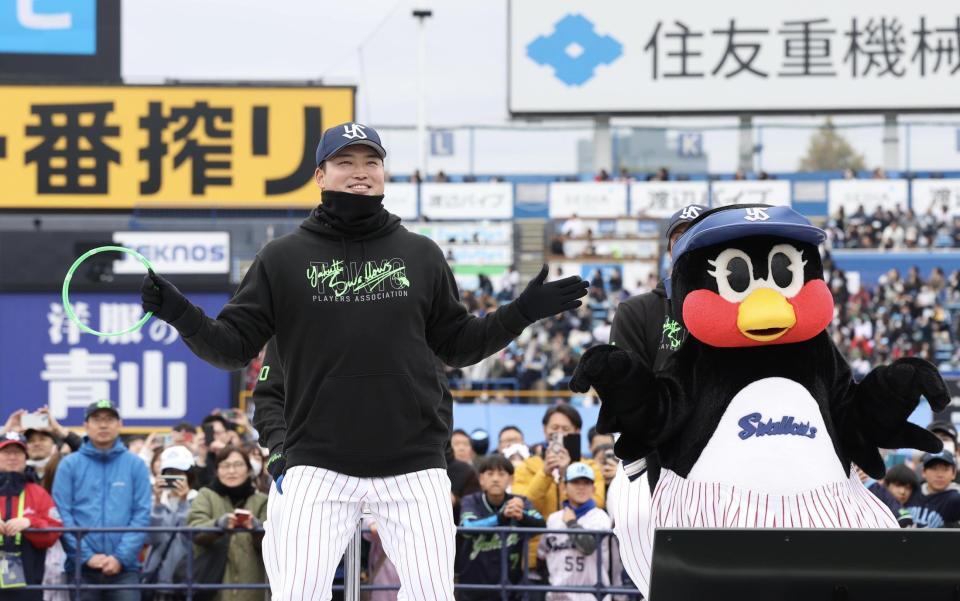 　踊る村上（撮影・佐々木彰尚）