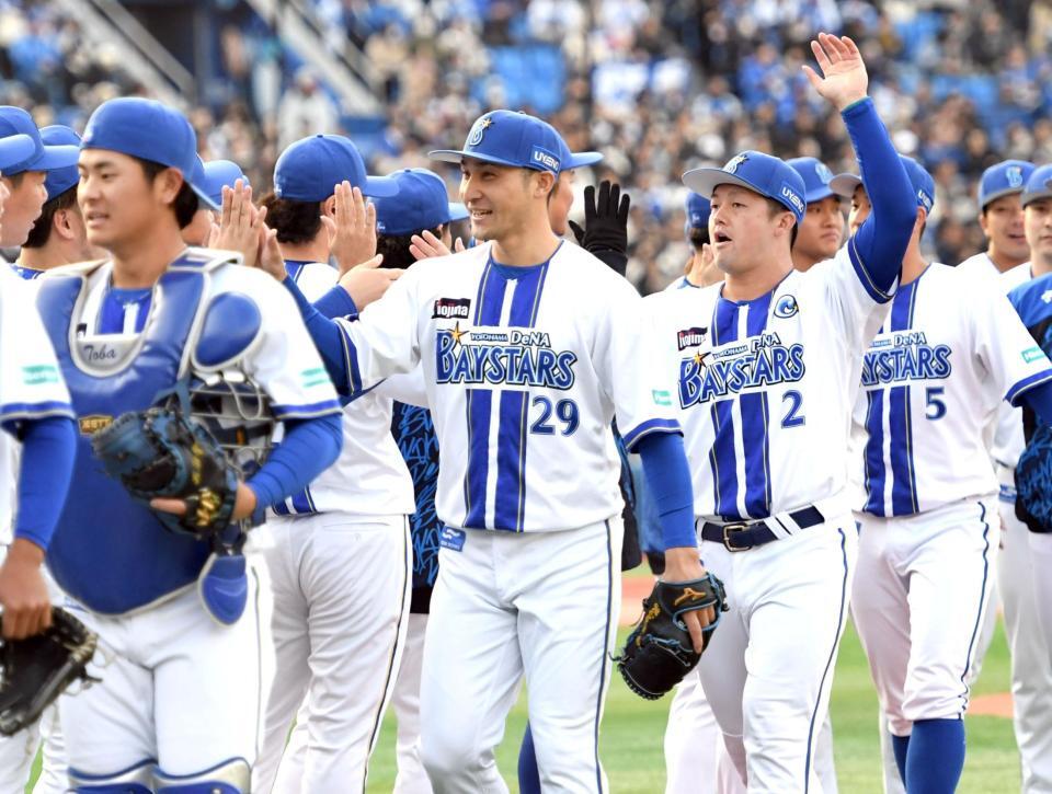 　打者１人を三振に仕留め、ナインに迎えられる伊藤（中央）＝撮影・佐藤厚