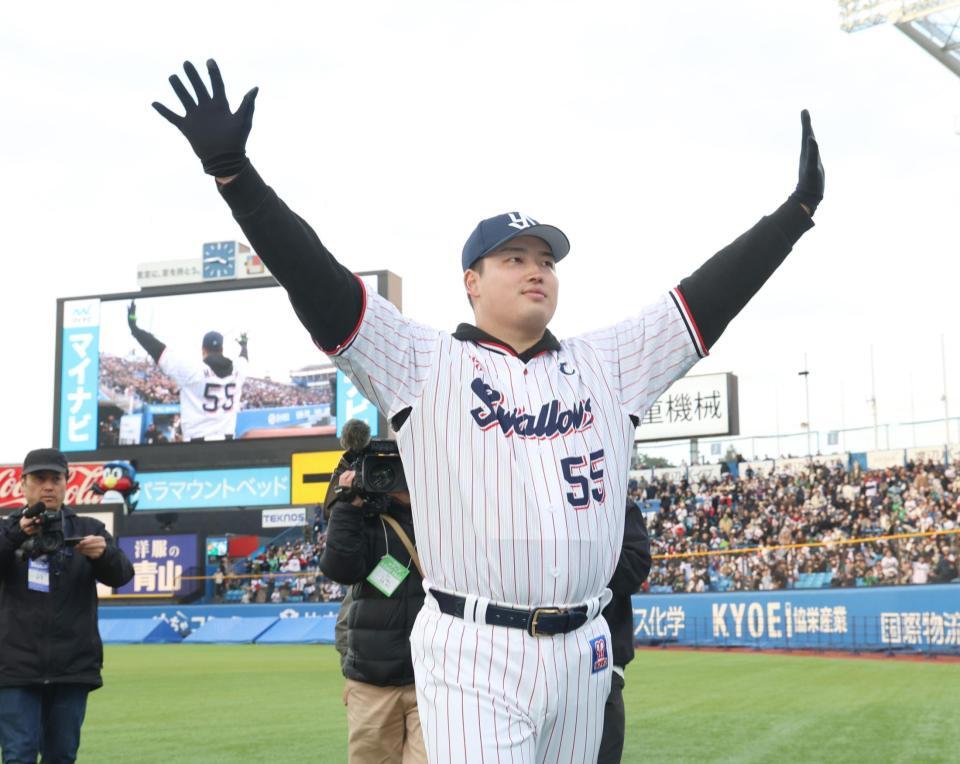 　声援に応える村上（撮影・佐々木彰尚）