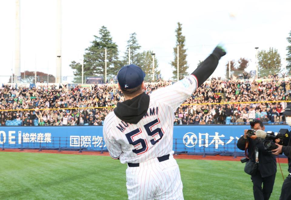 　サインボールを投げ込む村上（撮影・佐々木彰尚）