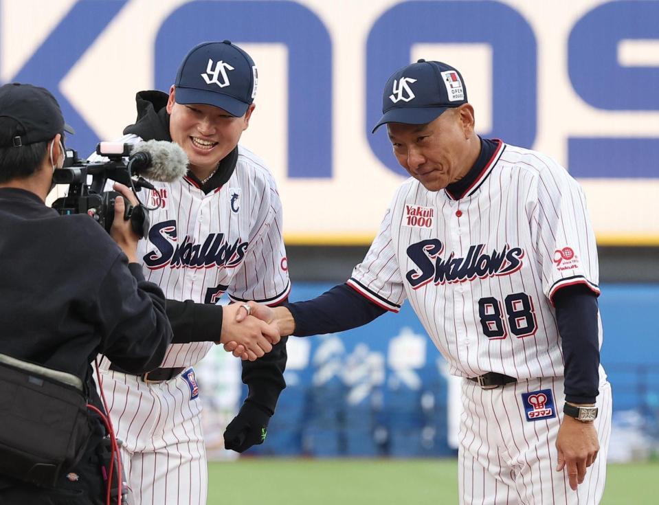 　池山監督（右）と握手をする村上（撮影・佐々木彰尚）