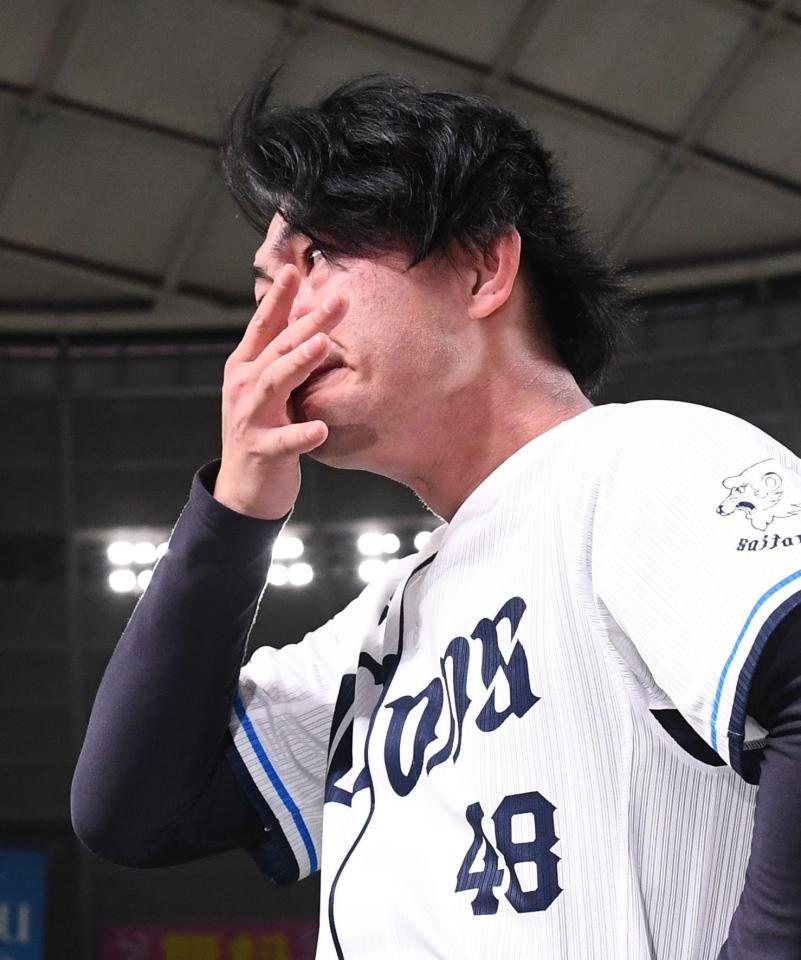 　涙を流す今井（撮影・園田高夫）