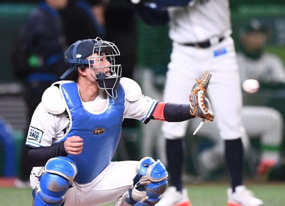 　野球対決で見事なキャッチングを見せる今井（撮影・園田高夫）