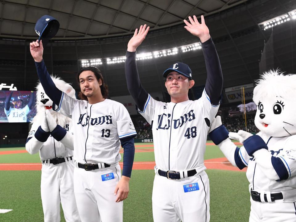 　ファンフェスタを終えファンに手を振る高橋（左）と今井（撮影・園田高夫）