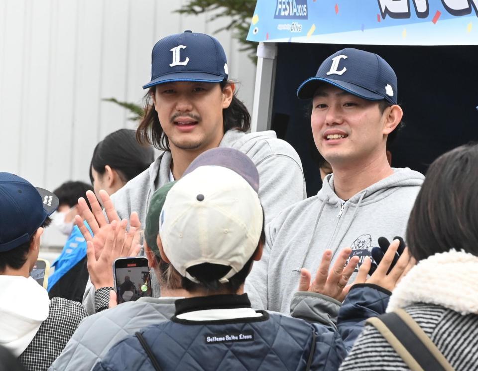 　ファンとハイタッチする高橋（左）と今井（撮影・園田高夫）