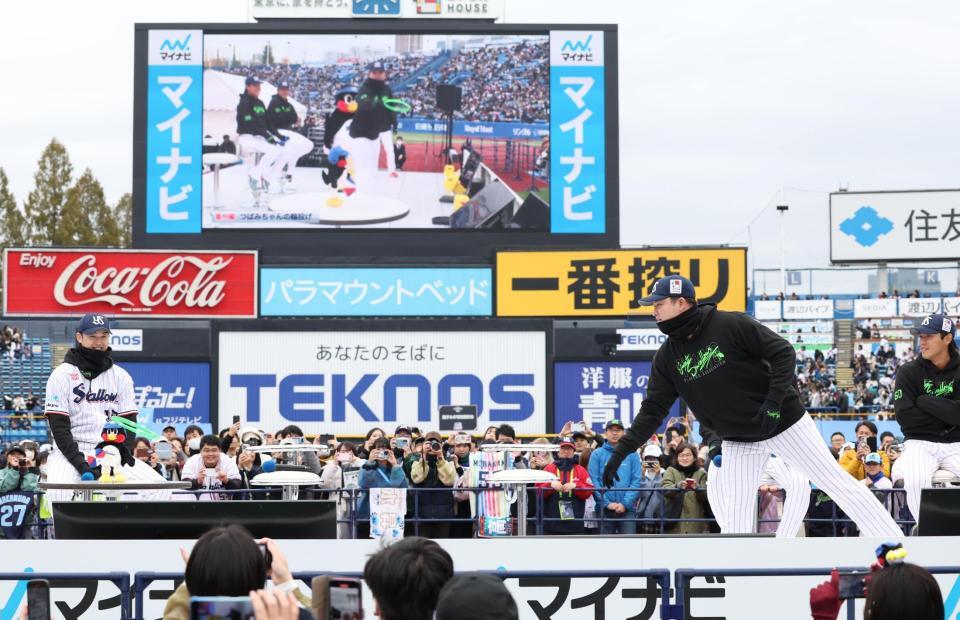 　輪投げをする村上（撮影・佐々木彰尚）