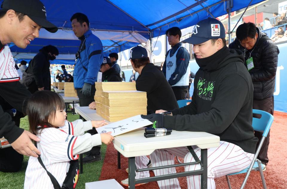 　サインを手渡す村上（撮影・佐々木彰尚）