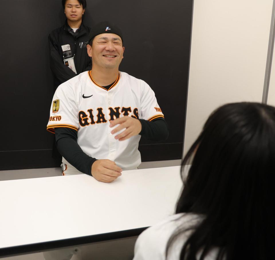 　女子のお悩み相談を受ける田中将（撮影・西岡正）