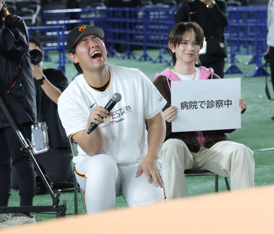 　ジェスチャー対決で岩橋玄樹（右）の横で大笑いする岡本（撮影・西岡正）