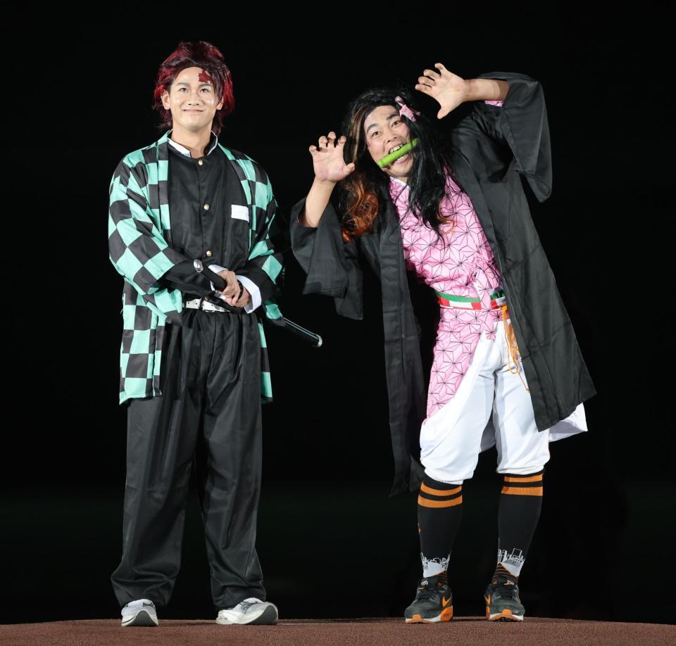 　仮装対決で鬼滅の刃のコスプレで登場する井上（左）と山瀬（撮影・西岡正）