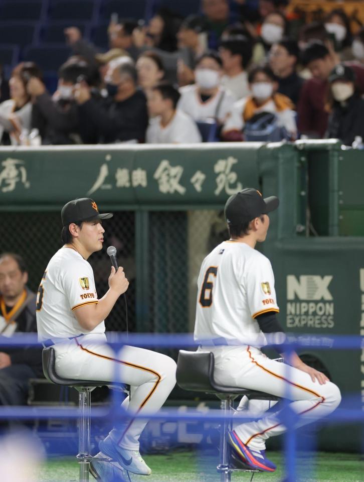 　ファンフェスタ開始前のトークショーで話す岡本（左）と坂本（撮影・西岡正）