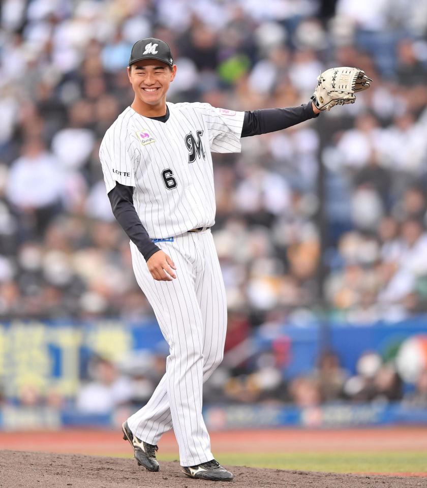 白黒野球対決で先発し３回無失点の好投を披露し満面の笑みを浮かべるロッテ・西川史礁＝ＺＯＺＯマリンスタジアム（撮影・開出牧）