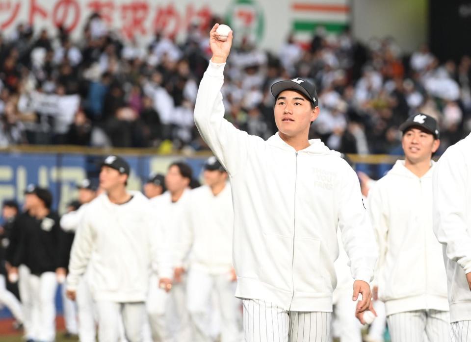 　ファン感謝デーで場内を一周しする西川（手前）ら（撮影・開出牧）