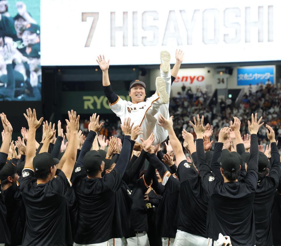 　引退セレモニーでナインから胴上げされる長野久義氏（撮影・西岡正）