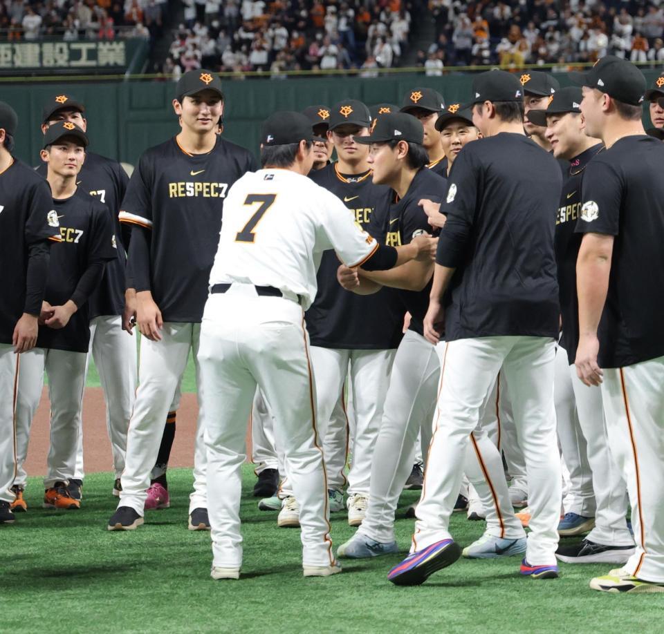 　引退セレモニーで長野久義氏（７）から胴上げをうながされる岡本（撮影・西岡正）