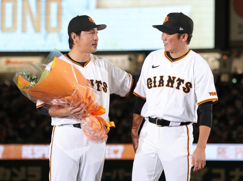 　坂本（右）から花束を受け取り、涙を流す長野久義氏（撮影・西岡正）