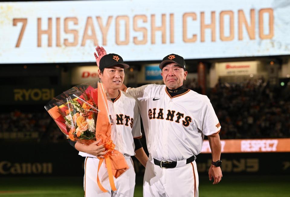 　引退する長野久義氏（左）に花束を贈り、ねぎらう阿部監督