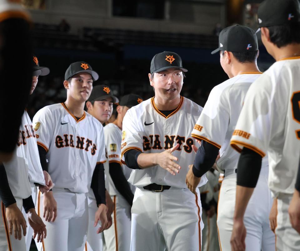 　引退セレモニーでナインと握手を交わす長野久義氏（撮影・西岡正）