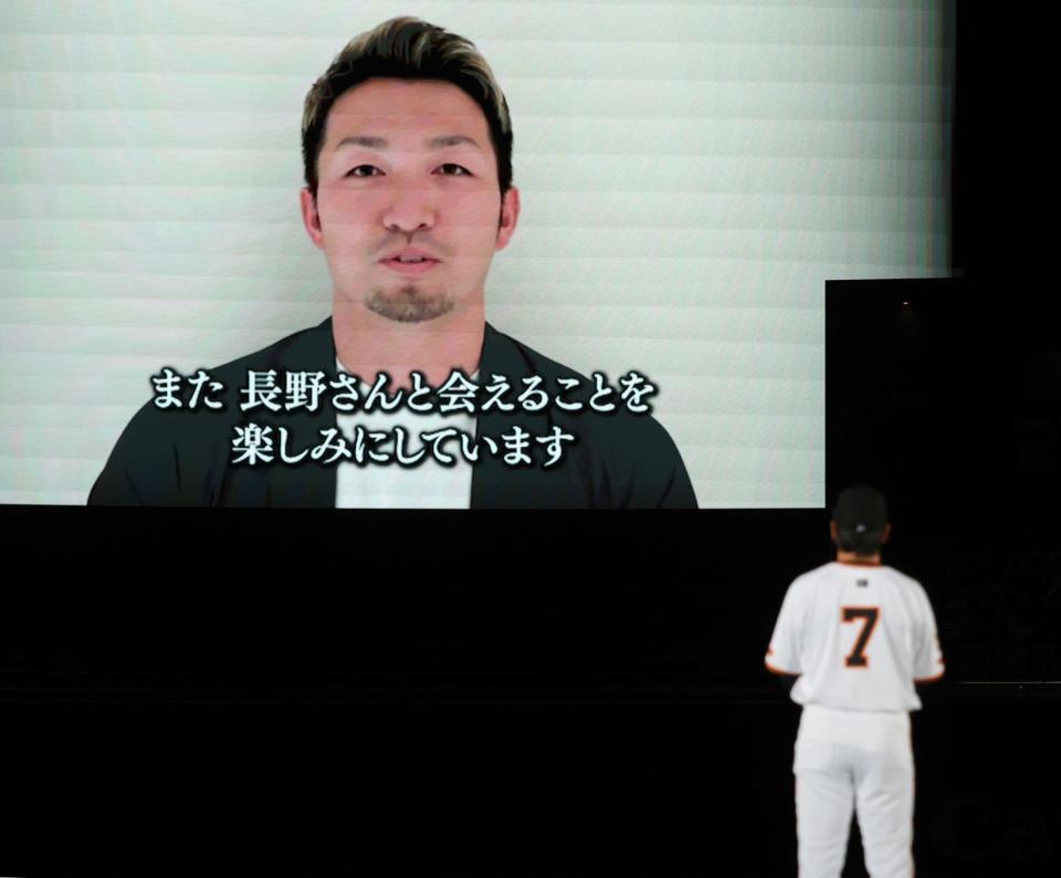 　カブス・鈴木誠也のメッセージを見る長野久義氏（７）＝撮影・西岡正