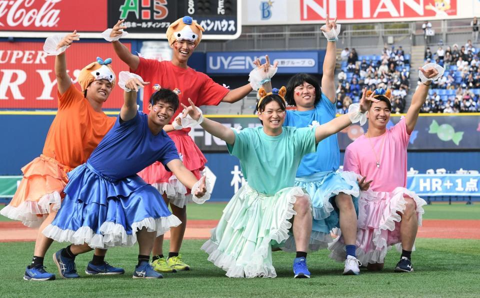 　派手なパフォーマンスで球場を沸かせたＤｅＮＡのルーキー６人（左から）坂口、加藤、小針、竹田、若松、篠木（撮影・佐藤厚）