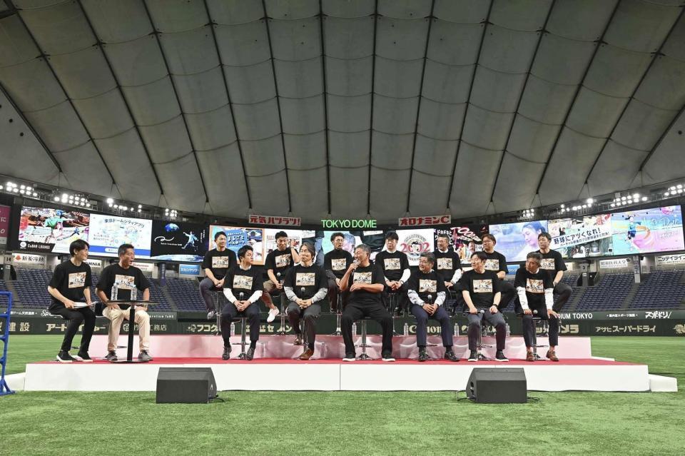 　ファンフェスタ延長戦でトークショーを行う巨人ＯＢ（読売巨人軍提供）