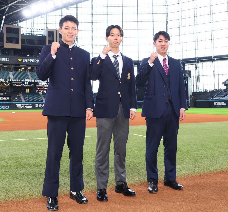 　球場見学でガッツポーズで記念撮影に応じる（左から）藤森海斗、大川慈英、横山永遠（撮影・中島達哉）